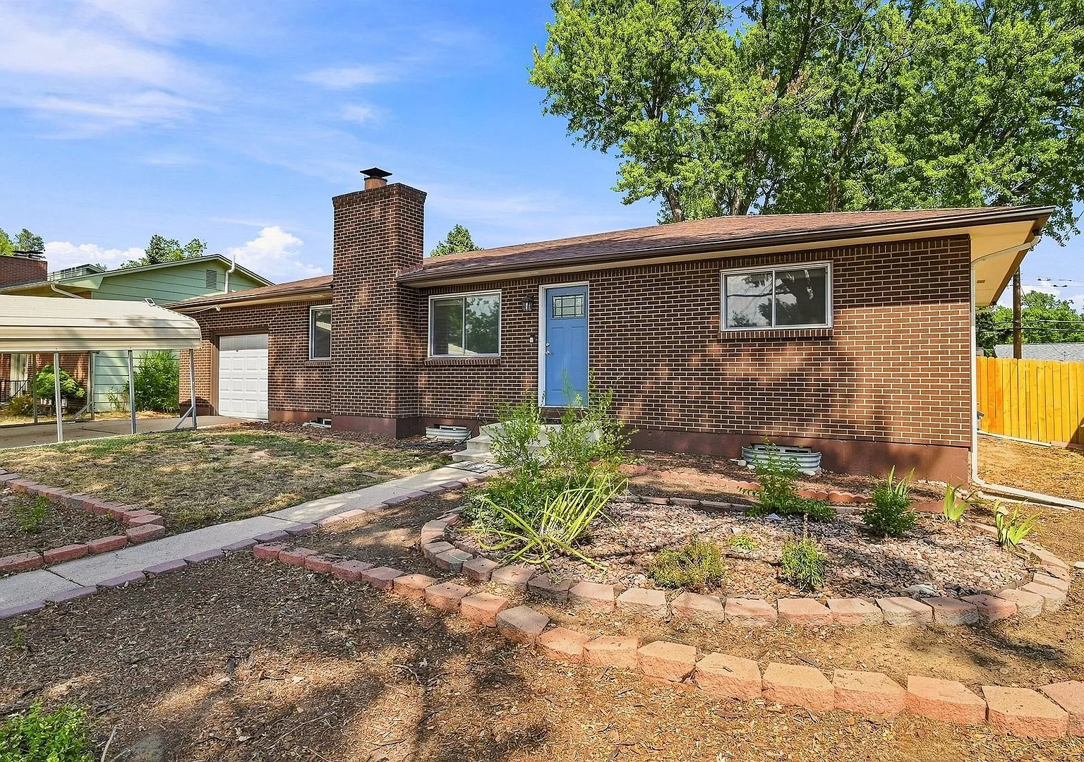 Updated 4bed 3bath with huge yard and garage + carport! — Photo 1