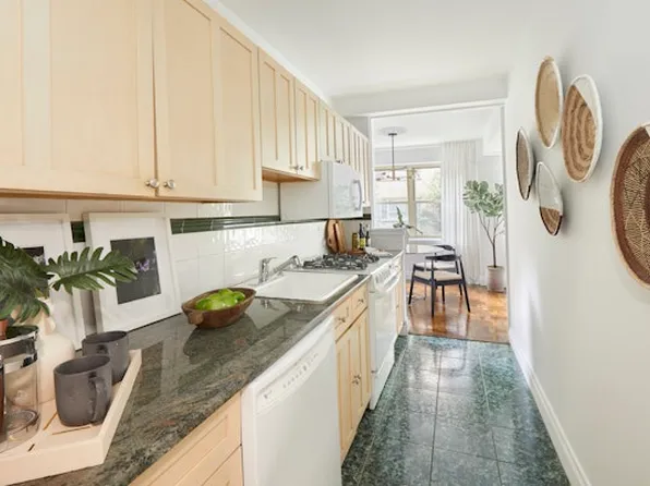 415 East 52nd Street image 6 of 11