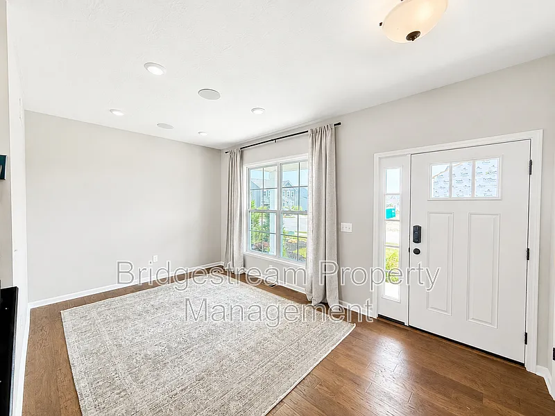 4 bed, 3.0 bath, 2600 sqft, $2,995 — Photo 2