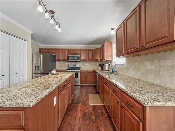 4th image of 1040 Sweet Brier Dr