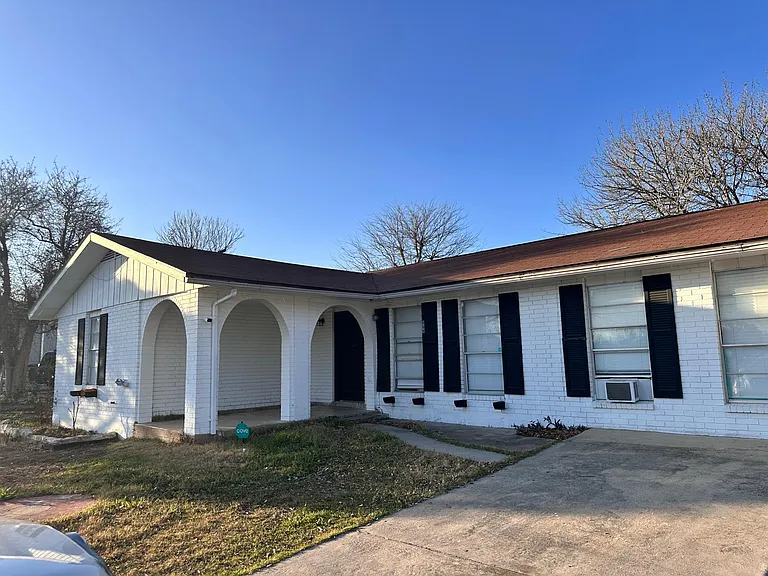 806 E Mountain St — Photo 2