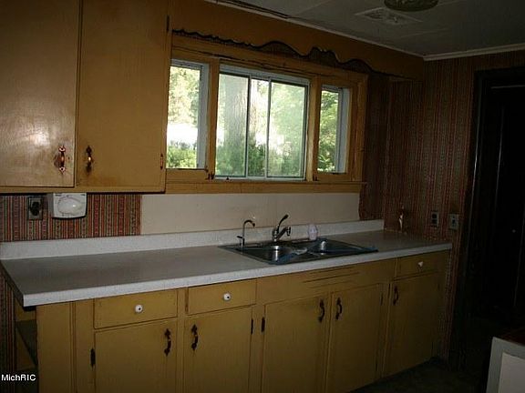 5th image of 2437 Park Dr