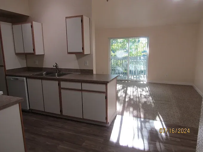 Knox Butte Apartments — Photo 17