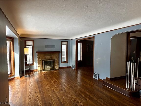 5th image of 3179 W 162nd St