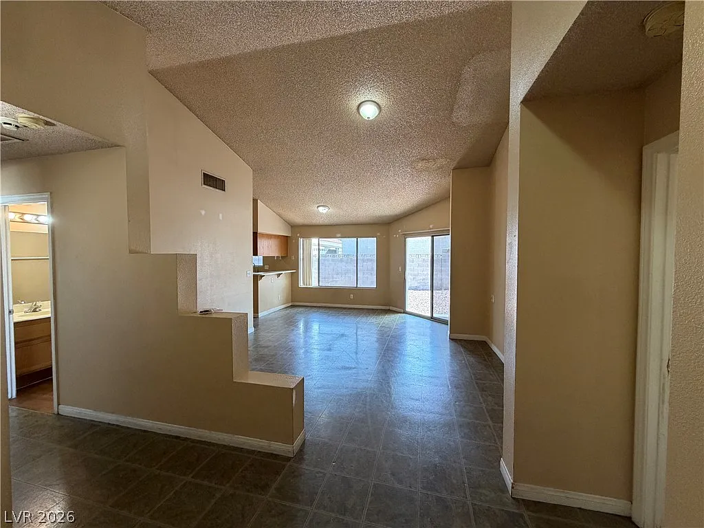3 bed, 2.0 bath, 1249 sqft, $1,750 — Photo 2