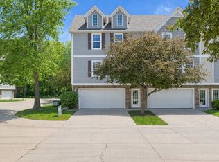 5549 Kirkland Ct, Johnston, IA 50131