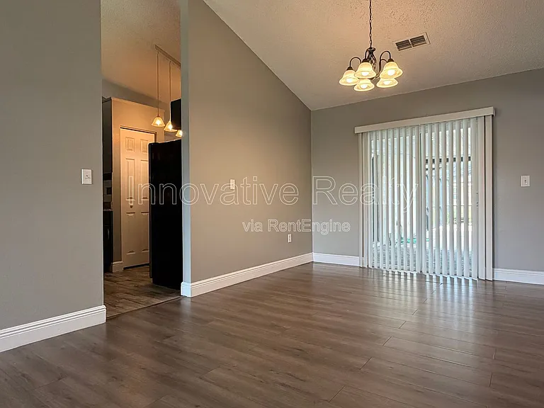 1025 Derbyshire Dr — Photo 4