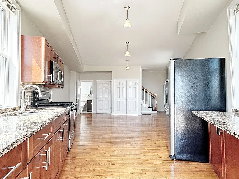 1043 Winthrop Ave — Photo 5