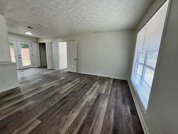 3rd image of 920 Rosewood Dr