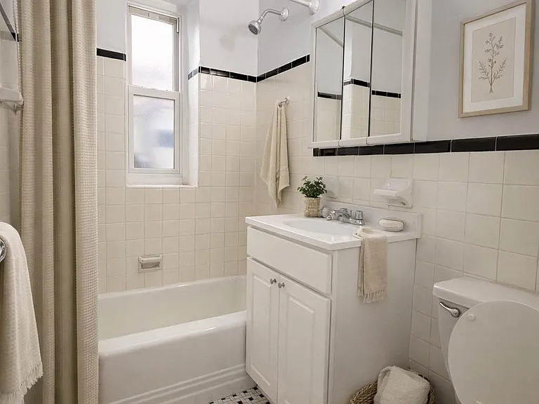 65-61 Saunders St #1F — Photo 4
