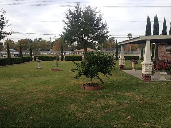 oversized city lot with a big fully fenced backyard