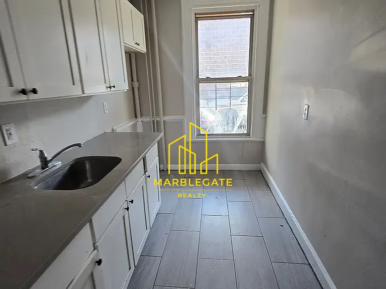 240 William St #11 — Photo 2