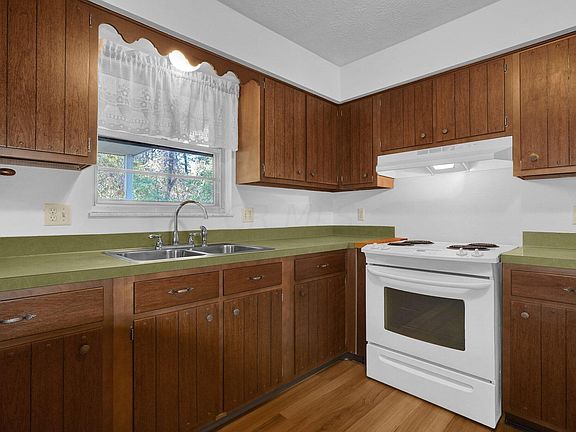 3rd image of 223 Ballard Dr