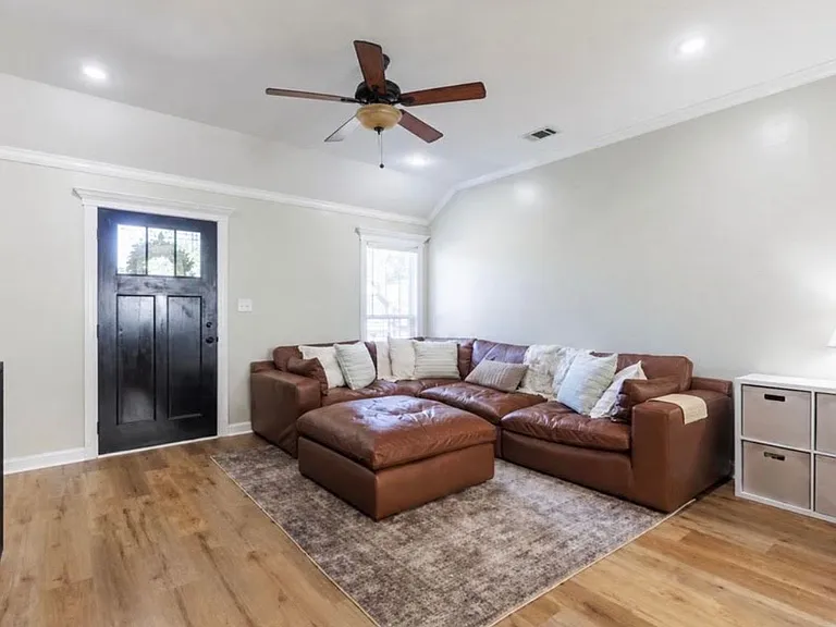 901 Sugarberry Dr — Photo 3