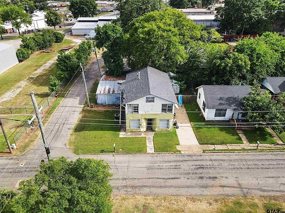 3rd image of 206 E 9th St