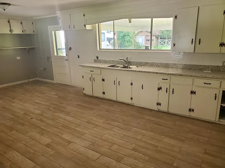 2409 N Day Dr — Photo 2