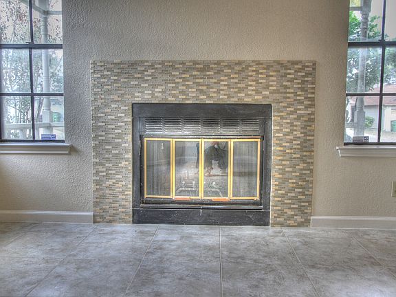 Glass accent fire place
