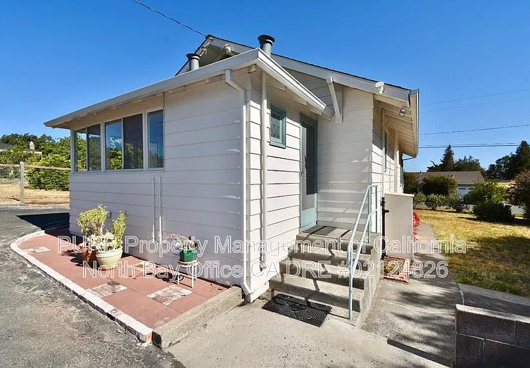 1345 Eastman Ln — Photo 6
