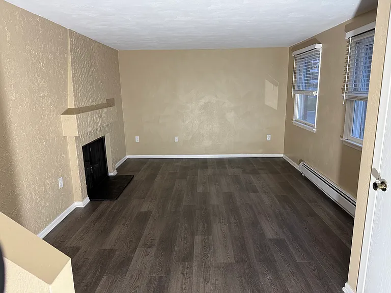 829-831 Oak Hill Ave — Photo 3