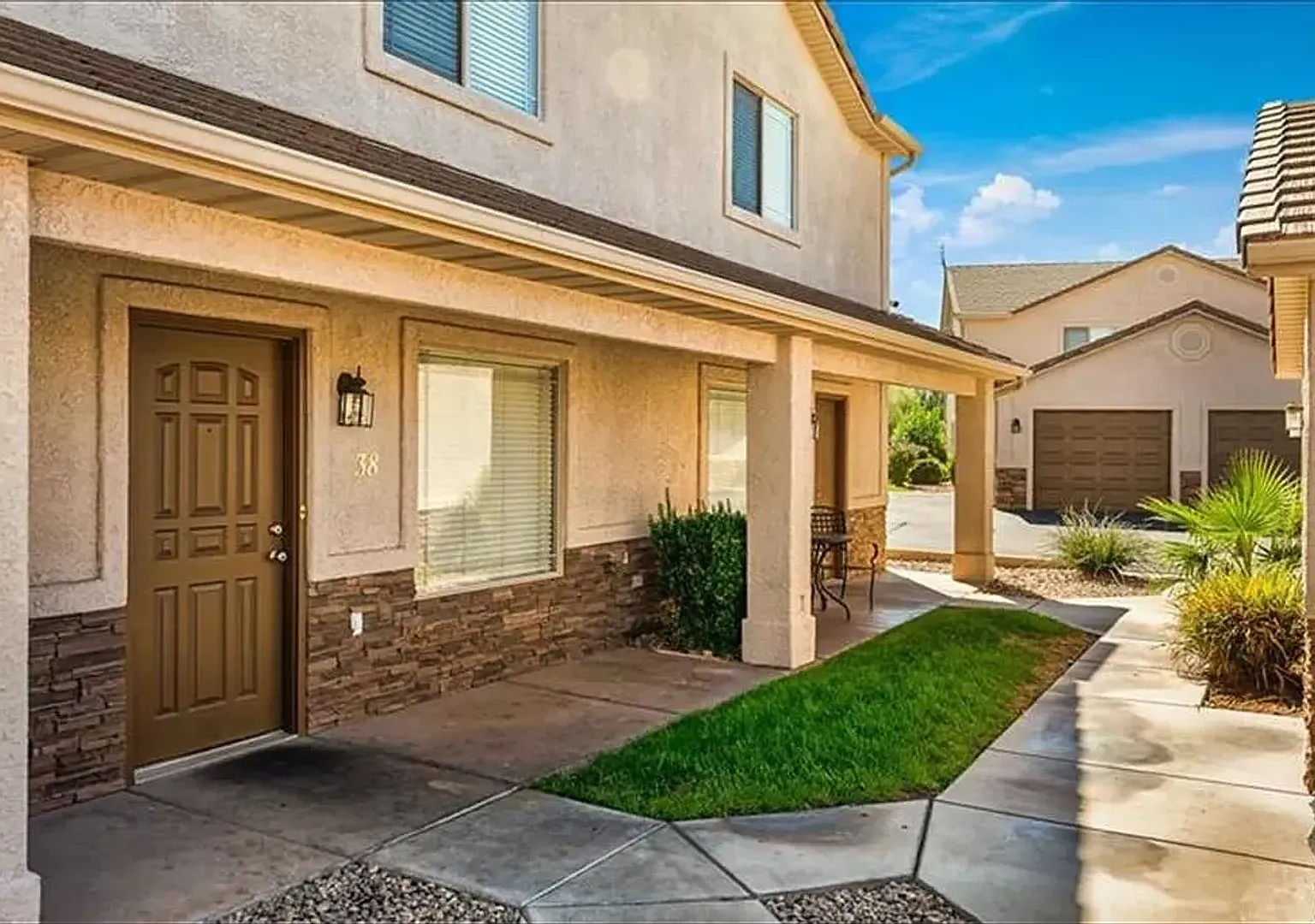 3 bed 2 bath townhome with garage - Bedrock — Photo 2