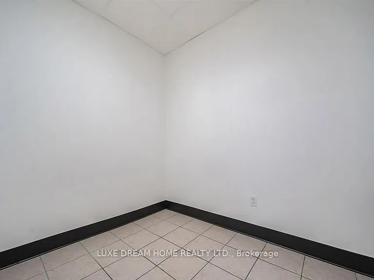 842 Dundas St W — Photo 18