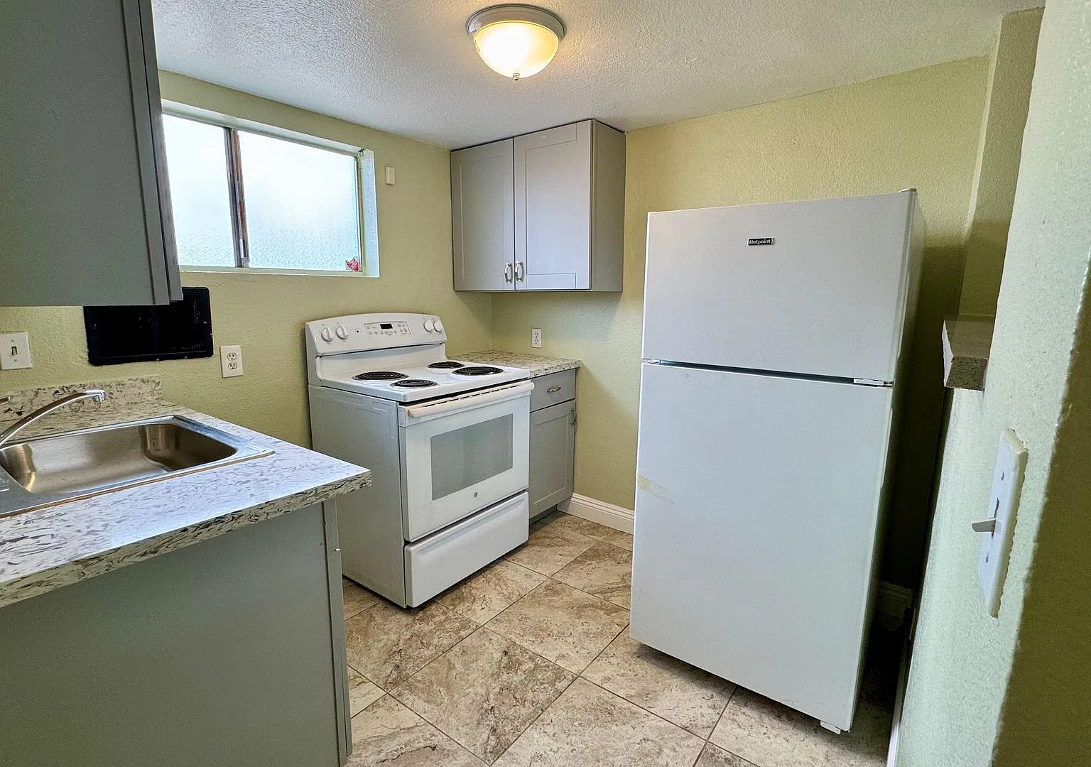 Renovated 1-bedroom attached studio with private entrace, ready for immedate move-in. — Photo 1