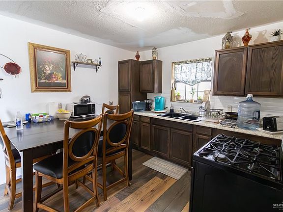 5th image of 621 Turner St