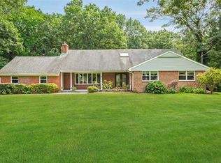 10 Melrose Rd, Dix Hills, NY 11746