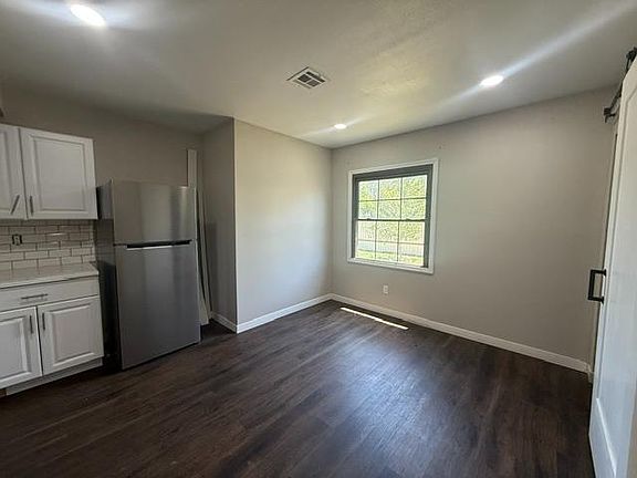 4th image of 806 W 2nd St