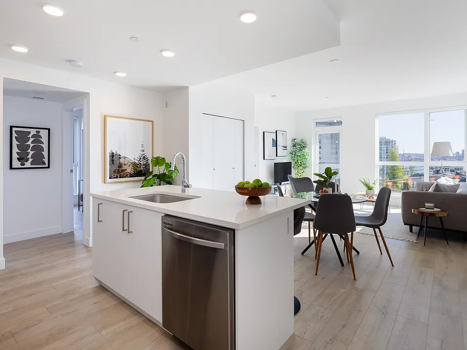 153 E 4th St