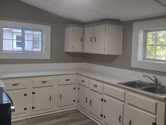 3rd image of 611 Smith St