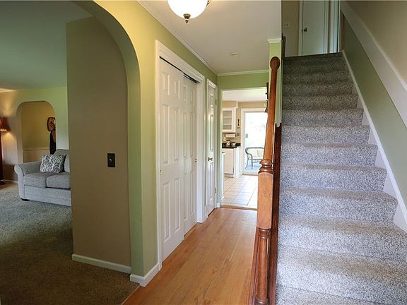 3rd image of 28 Dahlia Dr