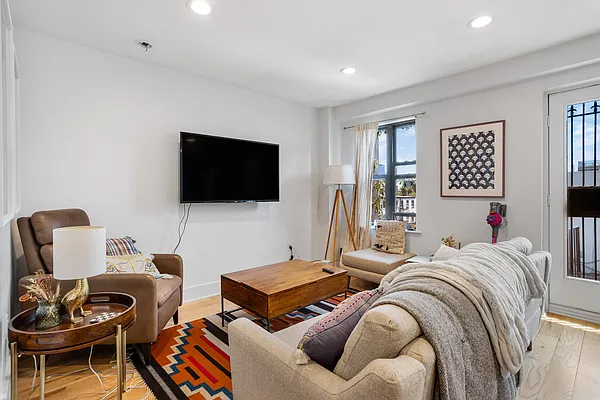 Rented by Safdie Realty Group | media 25