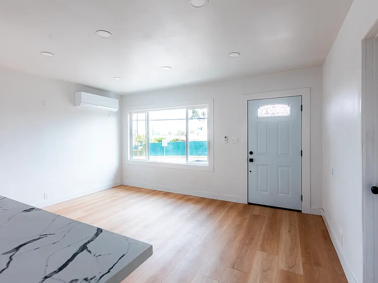 784 E Walton St #B — Photo 9