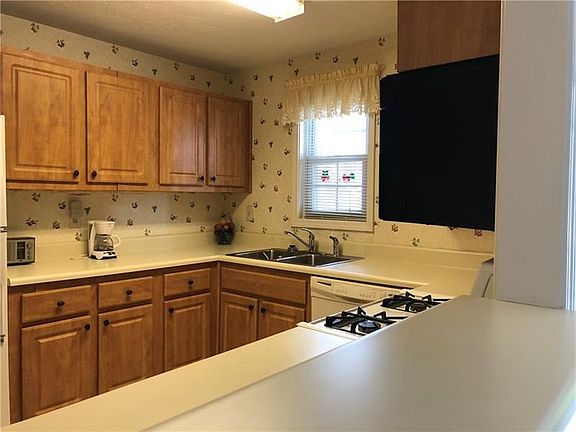 3rd image of 403 Berkeley Woods Dr