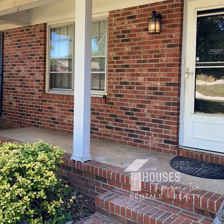 140 Clark Ave — Photo 2