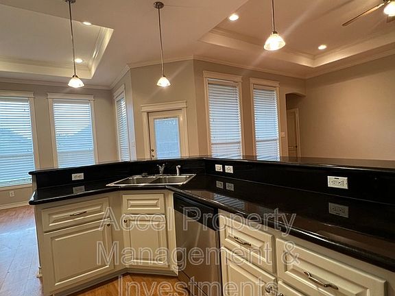 4th image of 3409 Palace St