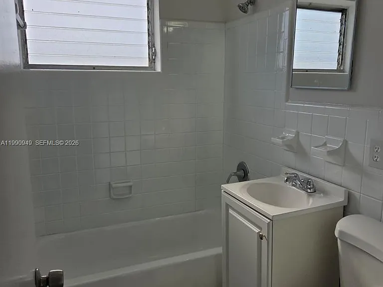 1628 SW 7th St #8 — Photo 7