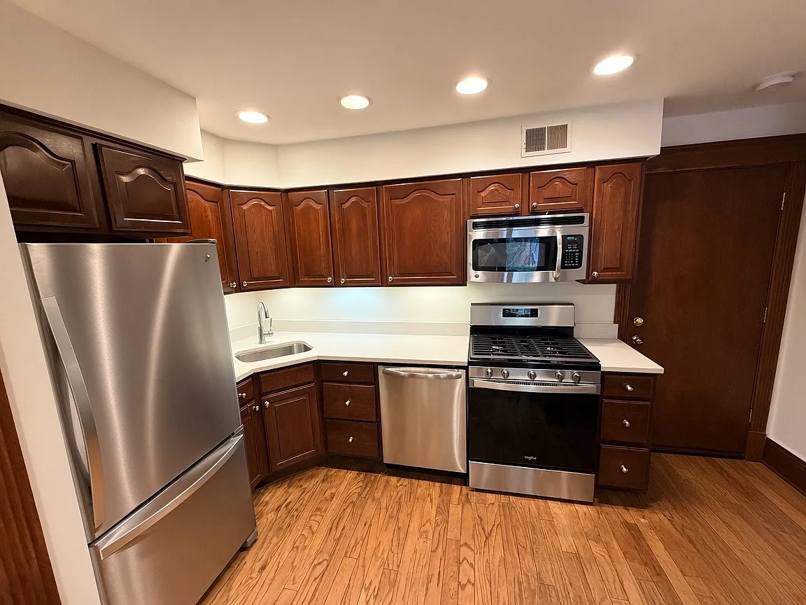 2 bed, 1000 sqft, $2,360 — Photo 3