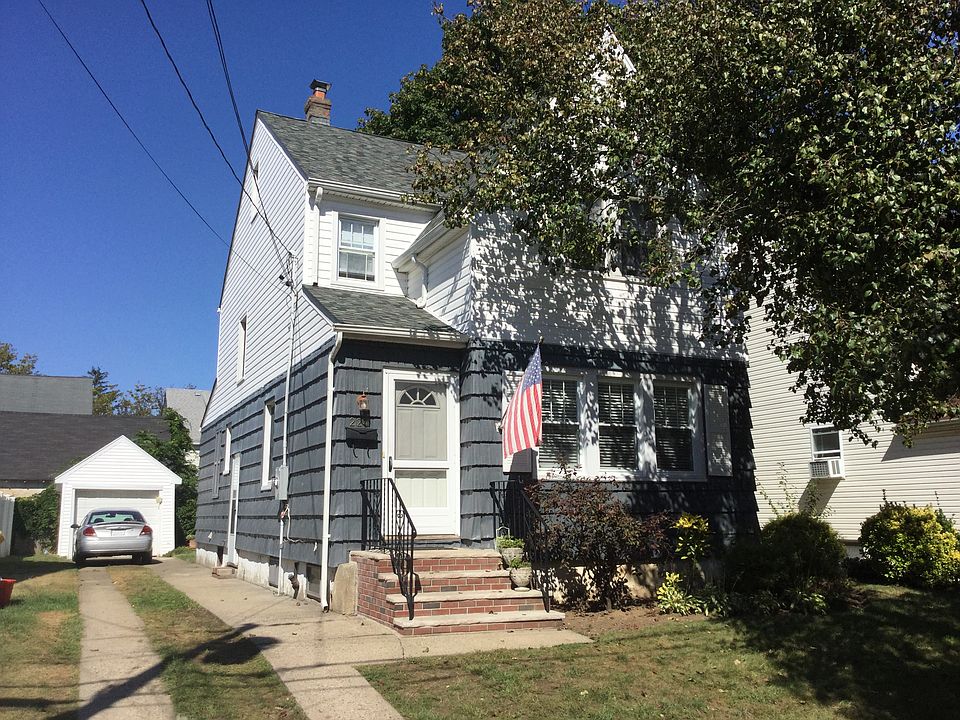 1st image of 224 Oak St