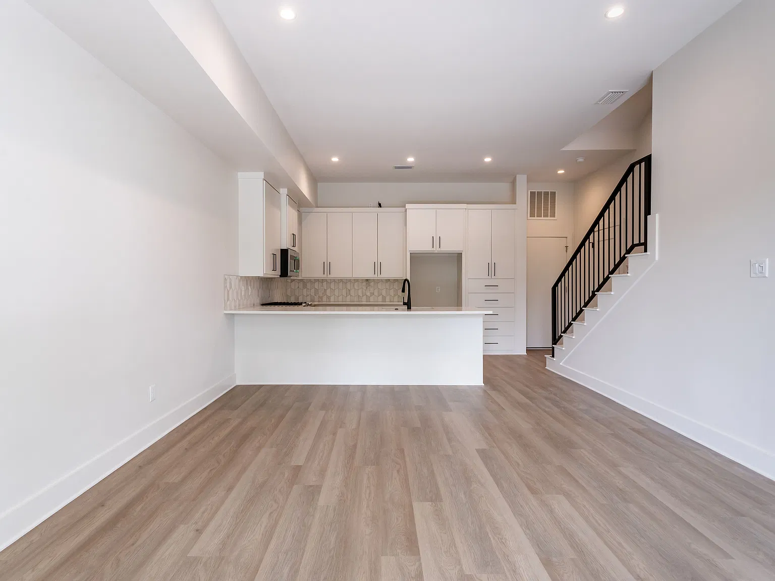 3 bed, 2100 sqft, $2,800 — Photo 4