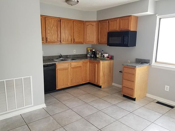 Newer Kitchen w/appliances
