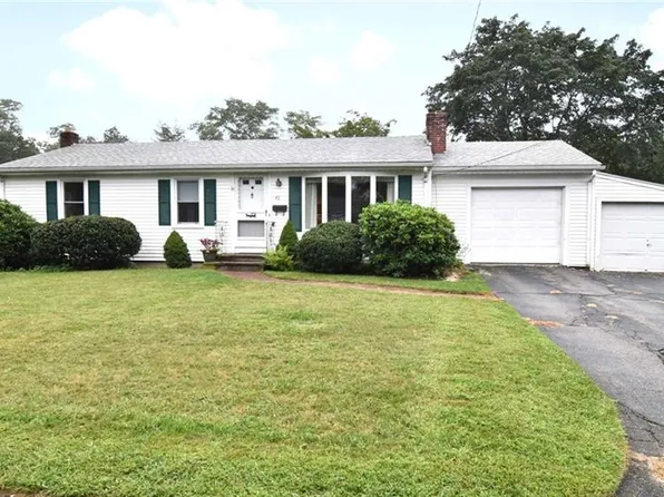 46 Longfellow Dr, Warwick, RI 02818