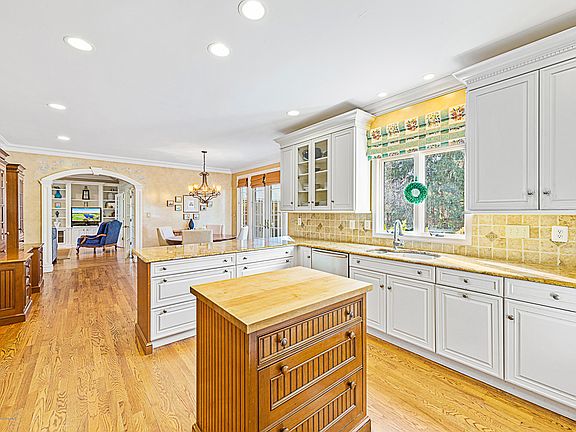 4th image of 12 Strauss Dr