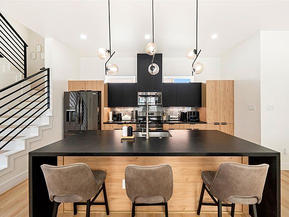 5th image of 3008 Delano St
