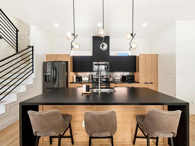 3008 Delano St — Photo 5