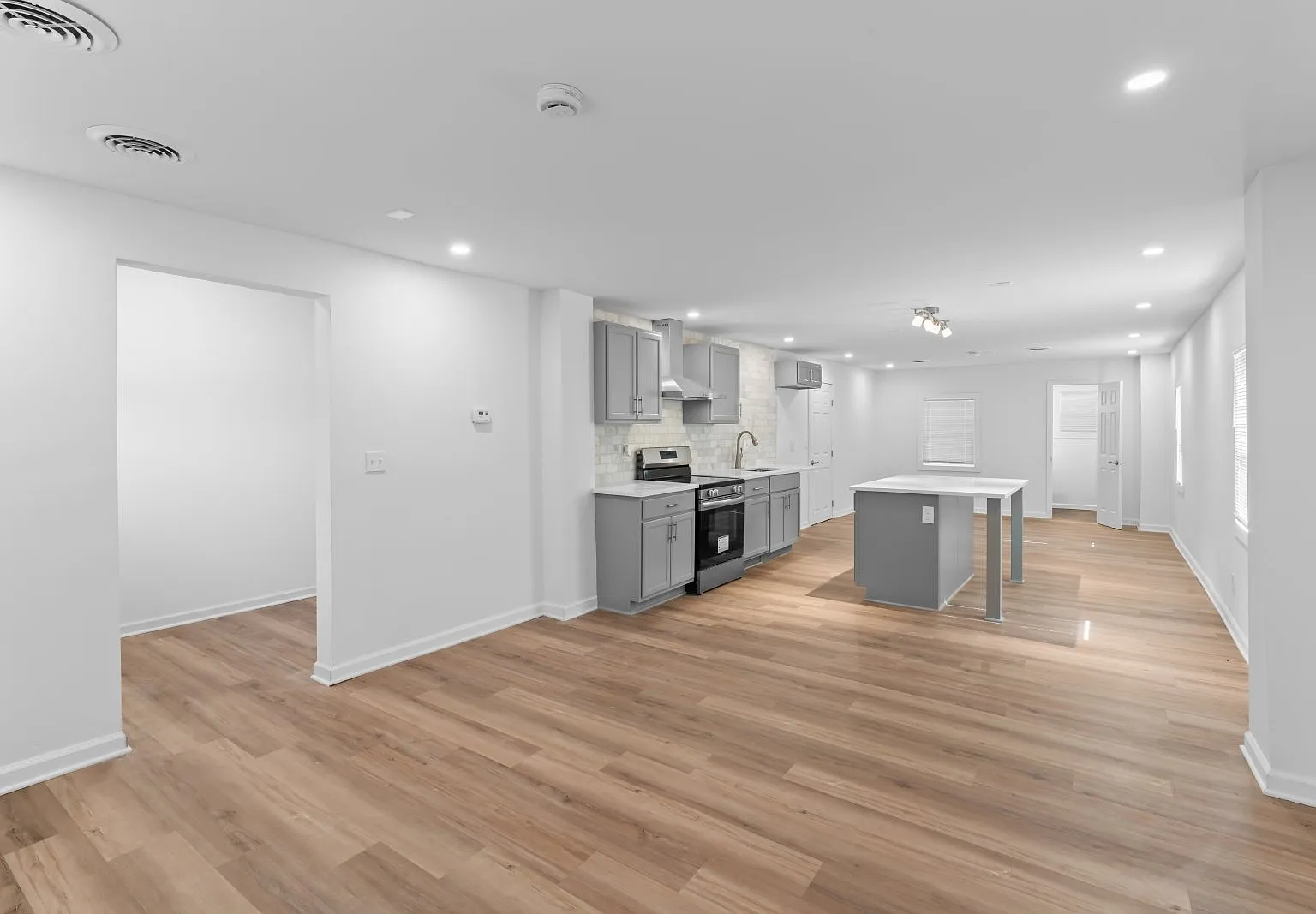 3 bed, 2.5 bath, 1643 sqft, $1,600 — Photo 2
