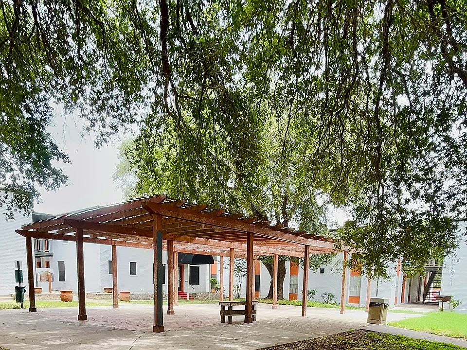 Oaks on Bandera