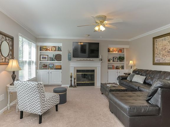 3rd image of 556 Forest Hill Dr