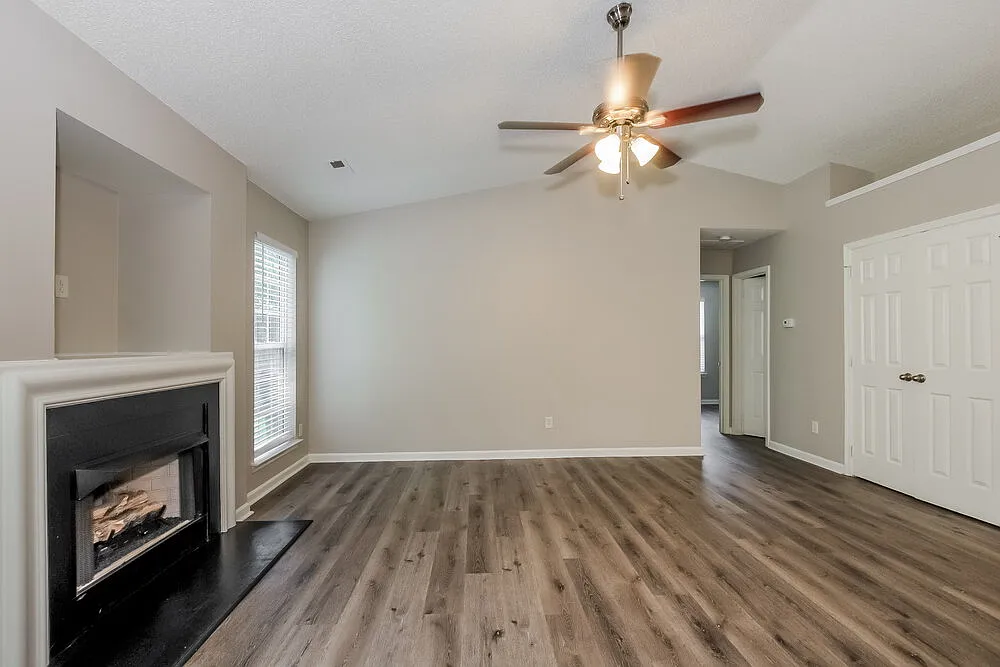3 bed, 2.0 bath, 1191 sqft, $2,410 — Photo 3
